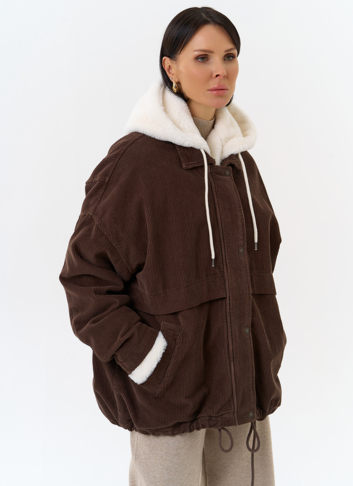 Женская утепленная куртка с отделкой из эко меха