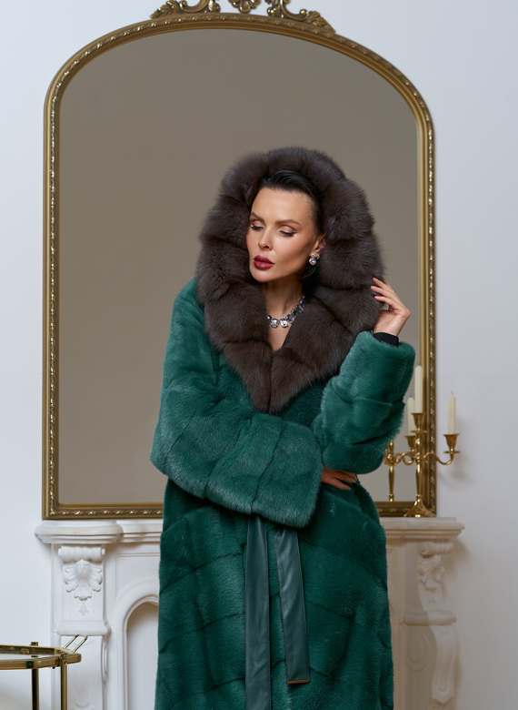 Норковая шуба с капюшоном из меха куницы