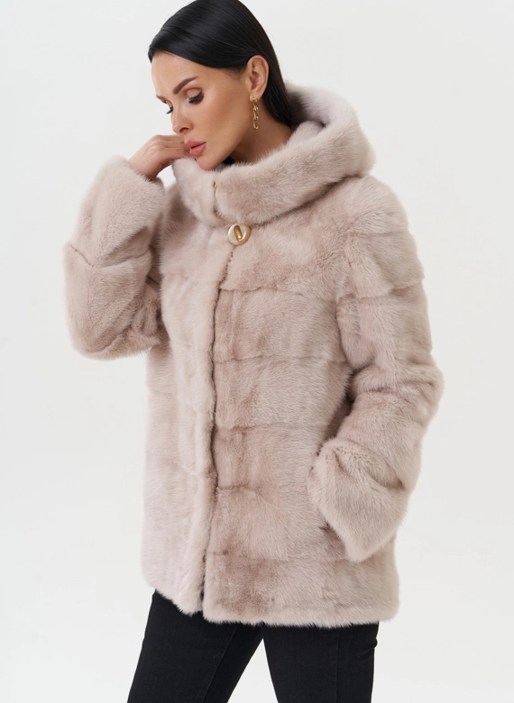 Светлая норковая шуба с капюшоном