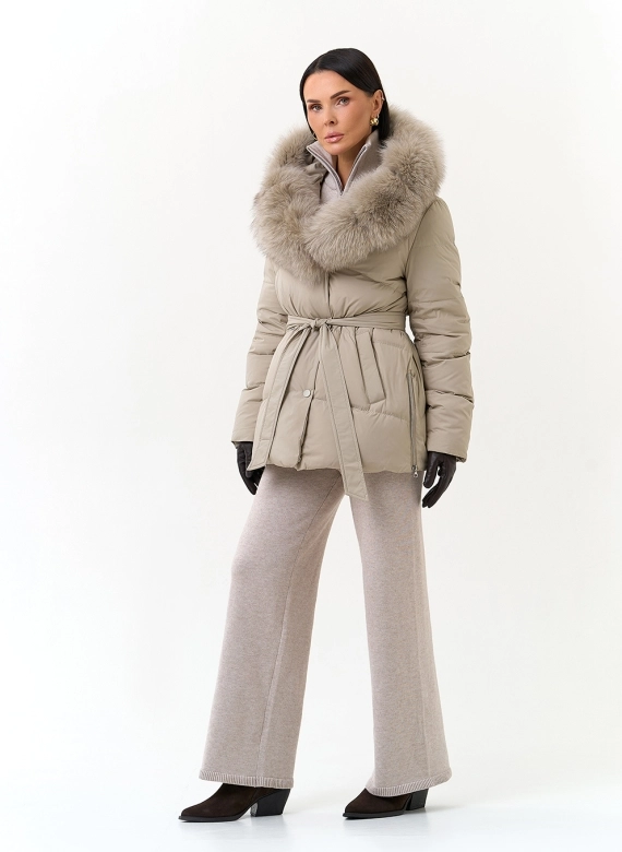 Женский пуховик с капюшоном из меха песца фото