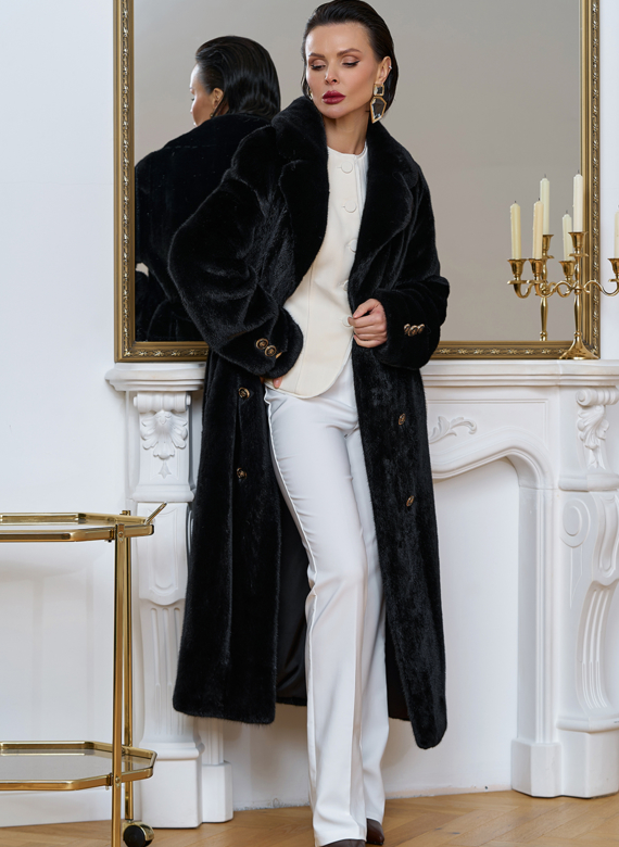 Шуба из меха норки с акцентными пуговицами