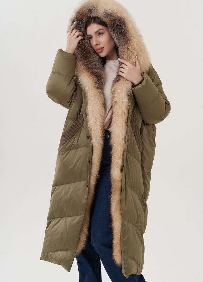 Пуховик с отделкой капюшона из меха лисы  модель № 25934 универмаг малина