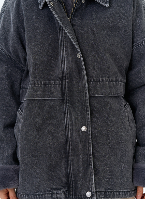 Женская утепленная джинсовая куртка с отделкой из эко меха