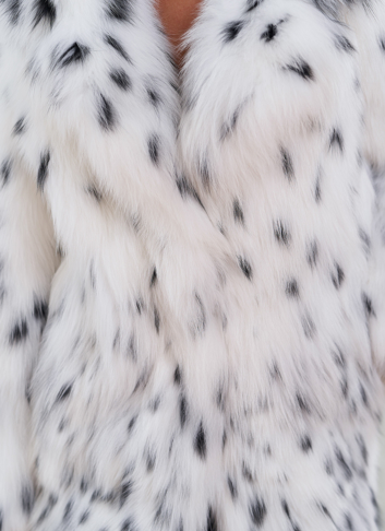 Женская длинная шуба из меха лисы белого цвета