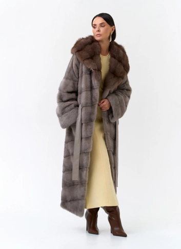 Длинная шуба из меха норки с капюшоном из меха куницы