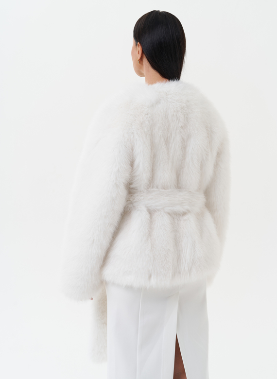 Укороченная шуба из эко песца в белом цвете
