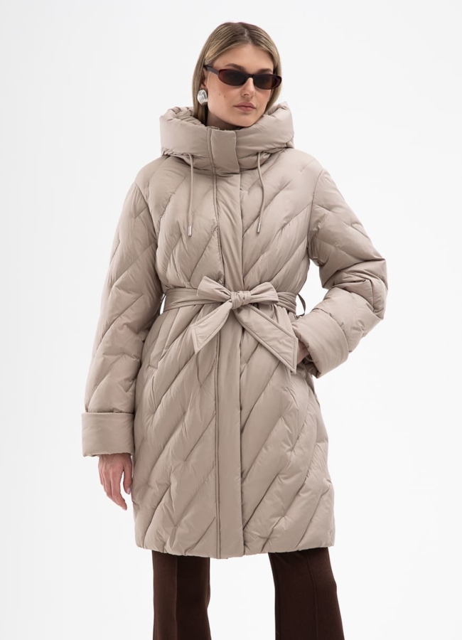 Женский пуховик бежевого цвета с капюшоном модель № 31121 меха малина