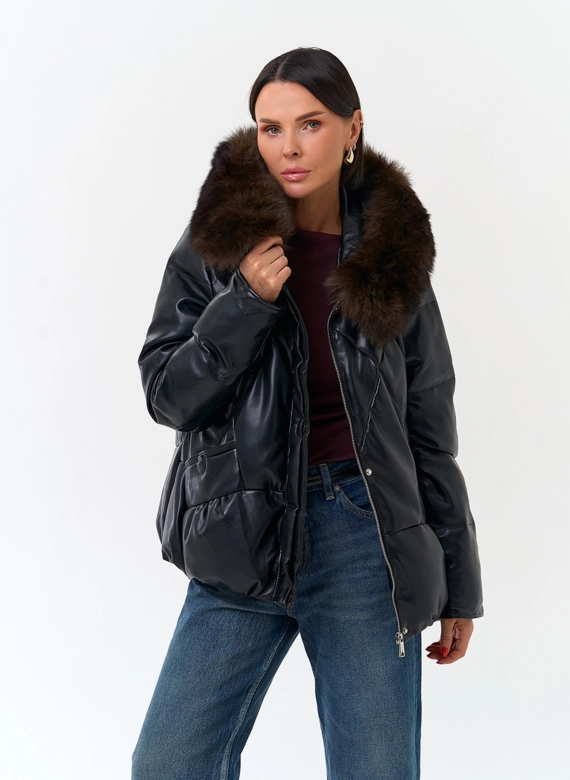 Женский пуховик из эко кожи с капюшоном фото