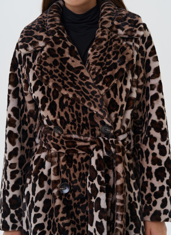 Пальто из эко меха с анималистичным принтом
