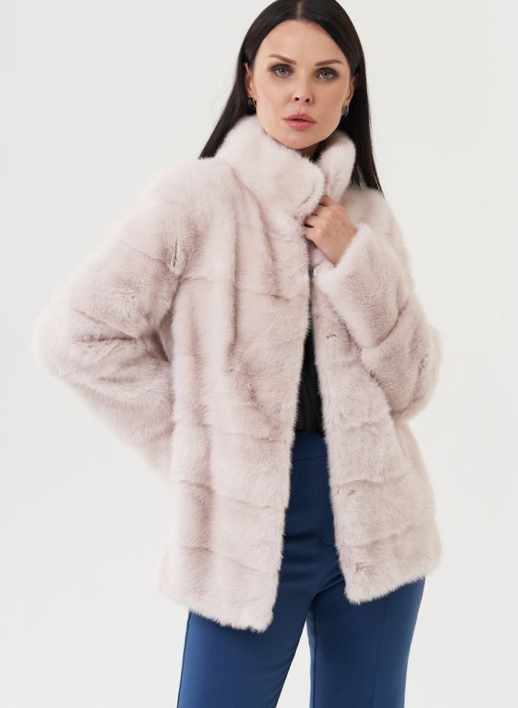 Шуба из меха норки бежевого цвета