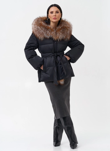 Женский пуховик с отделкой из меха лисы